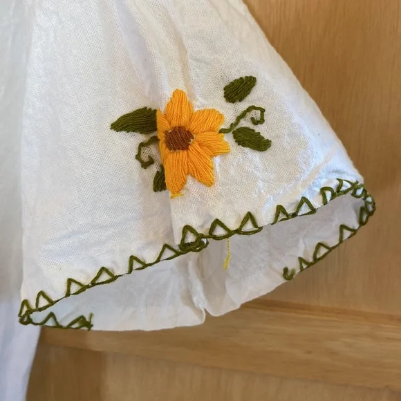 Cancun Mexico White Hand Sewn Sunflower Embroidered Short Sleeve Boxy Top NWT - Picture 9 of 10